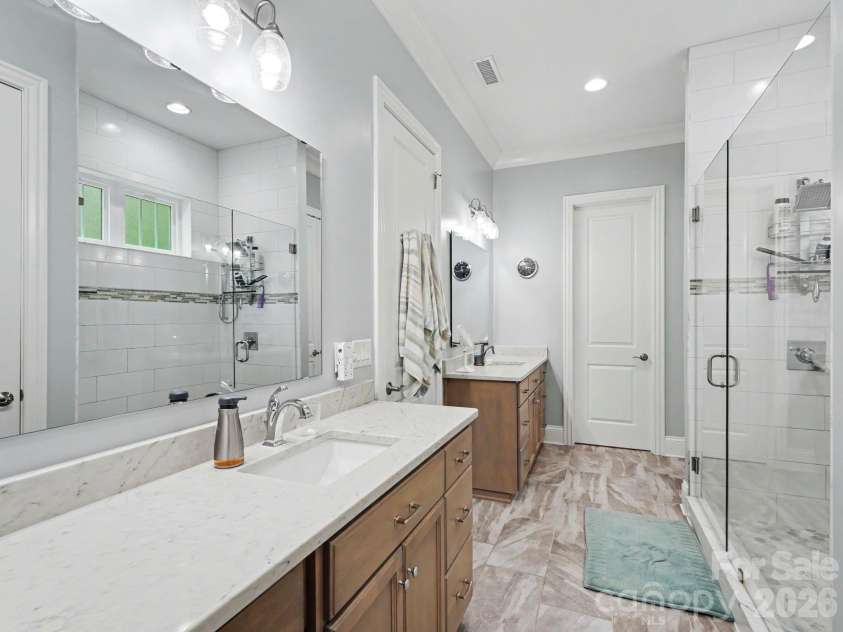 9560 Regent Drive, Davidson, NC 28036.  MLS# CAR4397866, YatesRealty ID 34310. Primary Bath