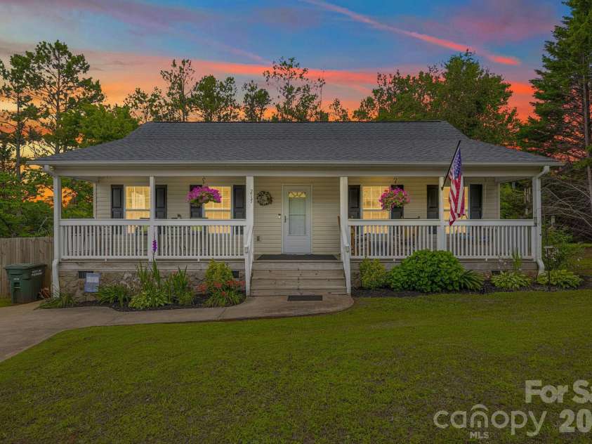 217 Lakewood Drive, Pickens, SC 29671.  MLS# CAR4395210, YatesRealty ID 34313. 