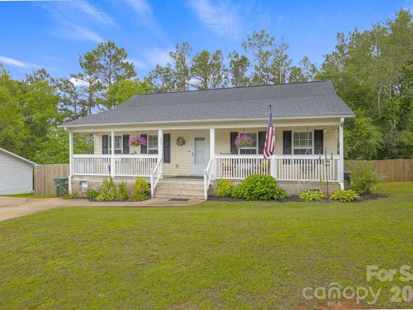217 Lakewood Drive, Pickens, SC 29671.  MLS# CAR4395210, YatesRealty ID 34313. 