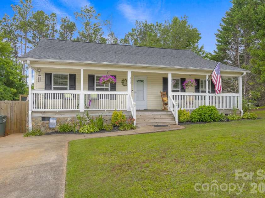 217 Lakewood Drive, Pickens, SC 29671.  MLS# CAR4395210, YatesRealty ID 34313. 