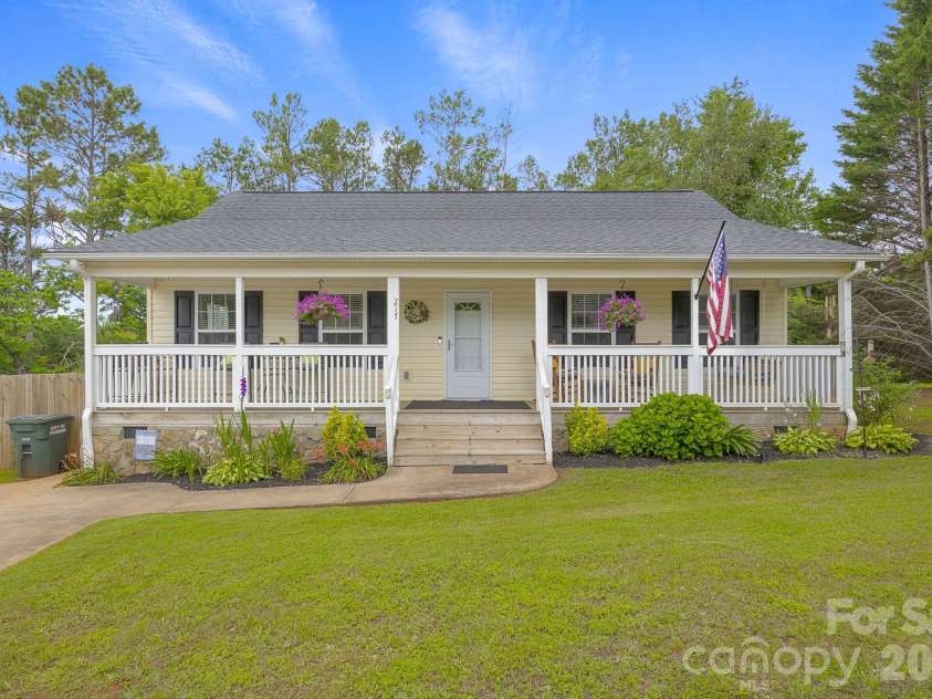 217 Lakewood Drive, Pickens, SC 29671.  MLS# CAR4395210, YatesRealty ID 34313. 