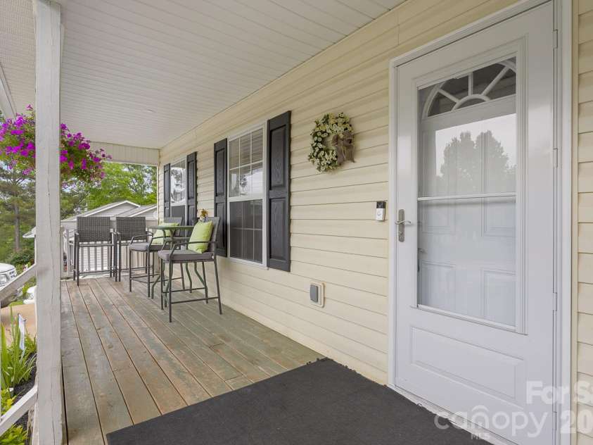 217 Lakewood Drive, Pickens, SC 29671.  MLS# CAR4395210, YatesRealty ID 34313. 