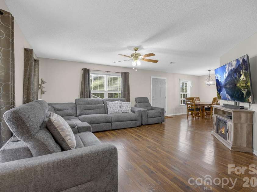 217 Lakewood Drive, Pickens, SC 29671.  MLS# CAR4395210, YatesRealty ID 34313. 