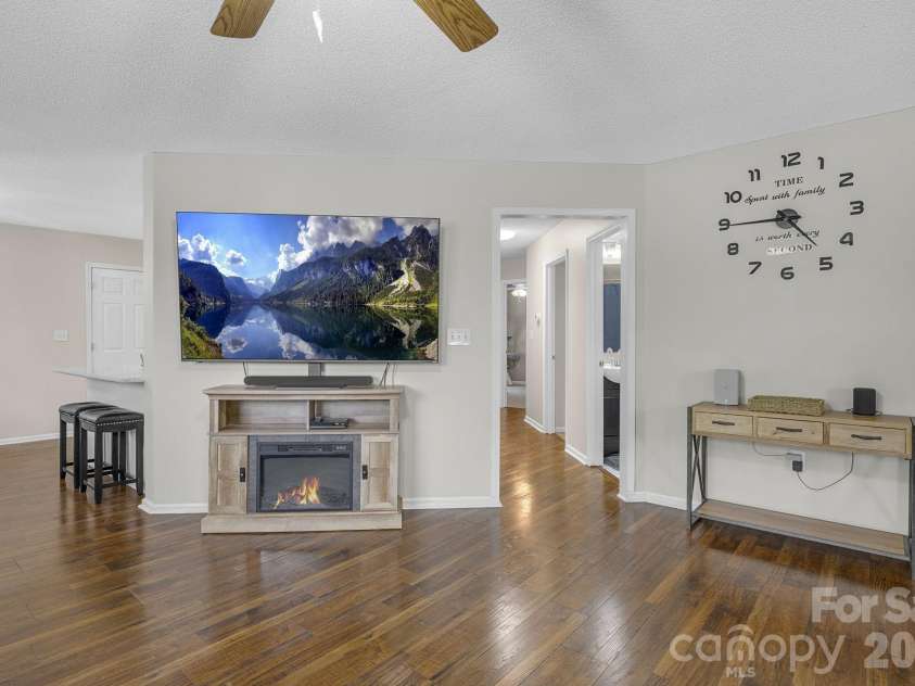 217 Lakewood Drive, Pickens, SC 29671.  MLS# CAR4395210, YatesRealty ID 34313. 