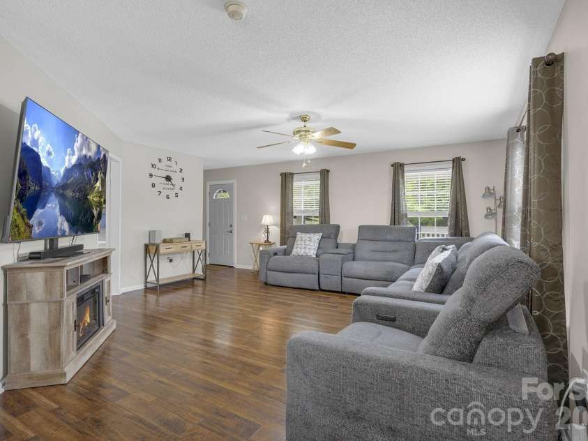 217 Lakewood Drive, Pickens, SC 29671.  MLS# CAR4395210, YatesRealty ID 34313. 