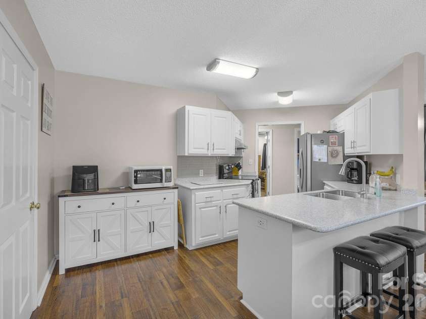 217 Lakewood Drive, Pickens, SC 29671.  MLS# CAR4395210, YatesRealty ID 34313. 