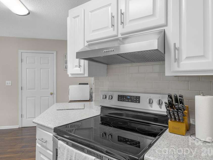 217 Lakewood Drive, Pickens, SC 29671.  MLS# CAR4395210, YatesRealty ID 34313. 