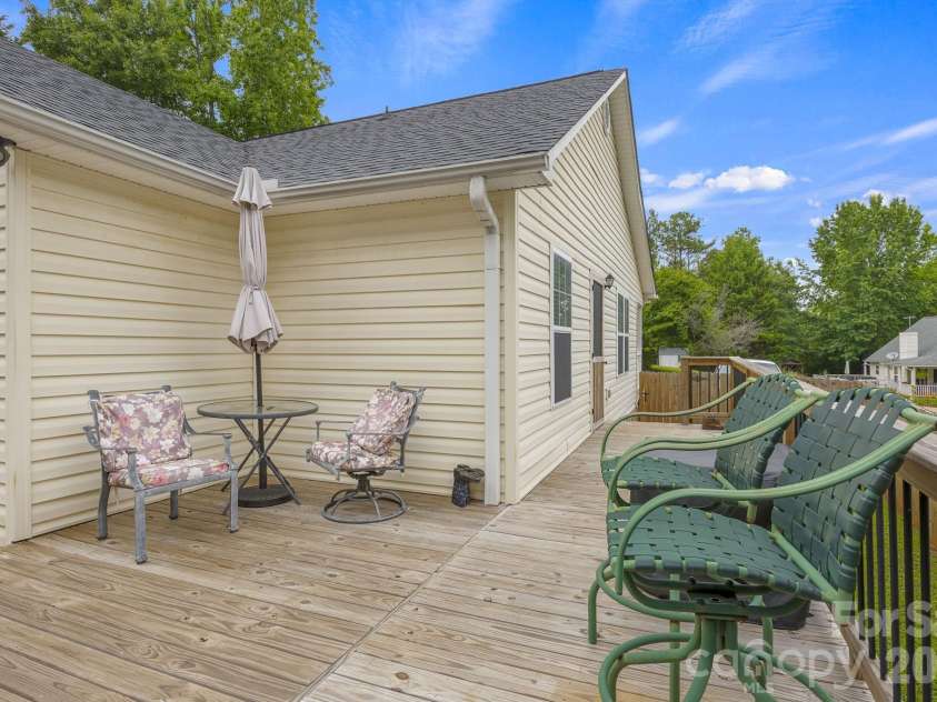 217 Lakewood Drive, Pickens, SC 29671.  MLS# CAR4395210, YatesRealty ID 34313. 
