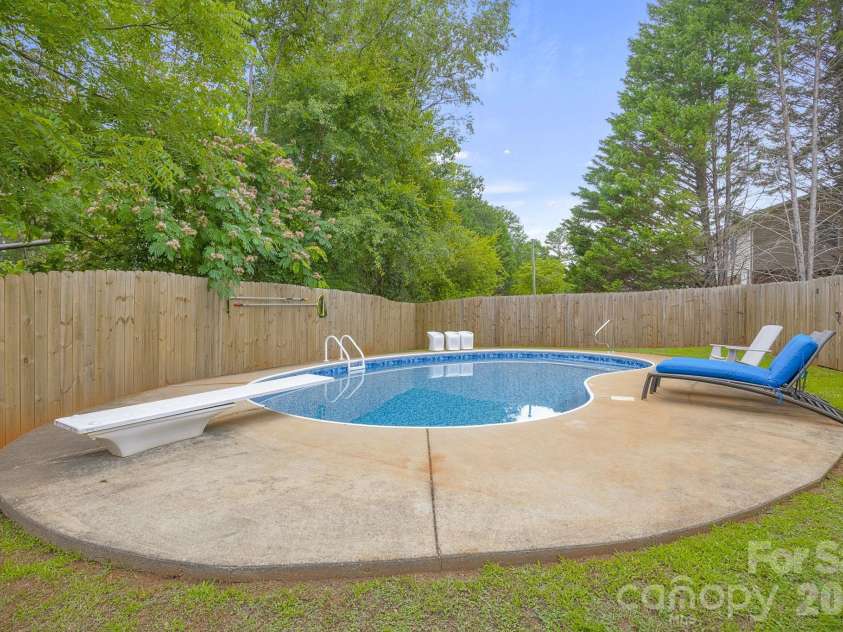 217 Lakewood Drive, Pickens, SC 29671.  MLS# CAR4395210, YatesRealty ID 34313. 