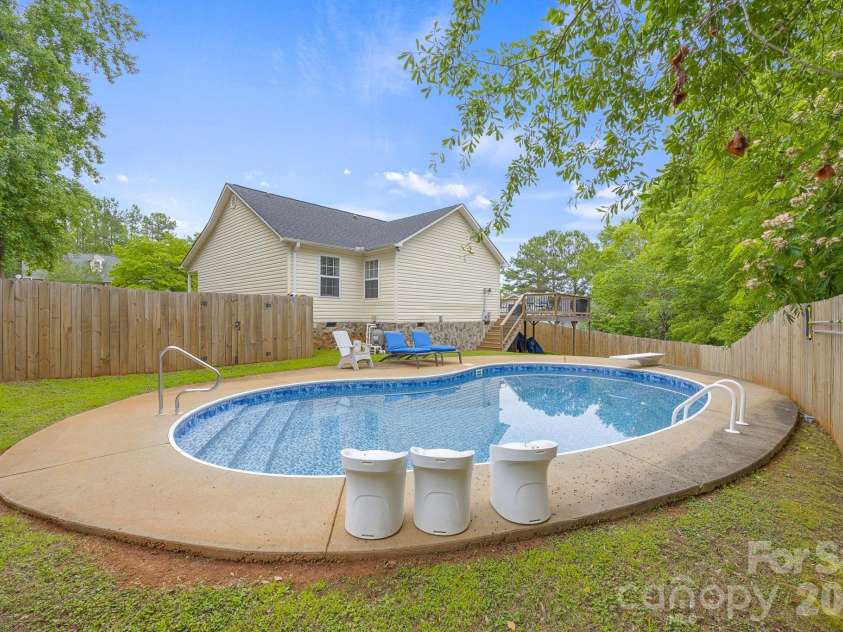 217 Lakewood Drive, Pickens, SC 29671.  MLS# CAR4395210, YatesRealty ID 34313. 
