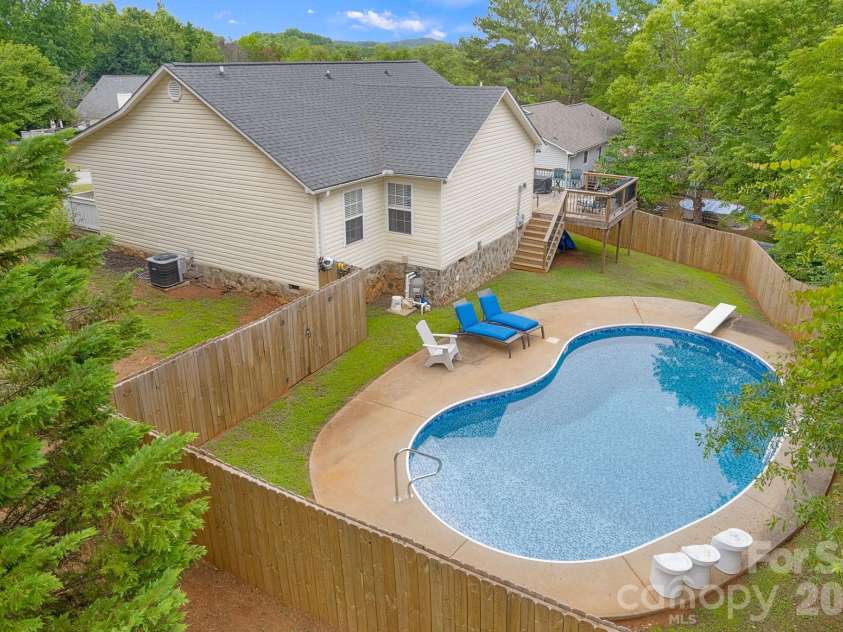 217 Lakewood Drive, Pickens, SC 29671.  MLS# CAR4395210, YatesRealty ID 34313. 