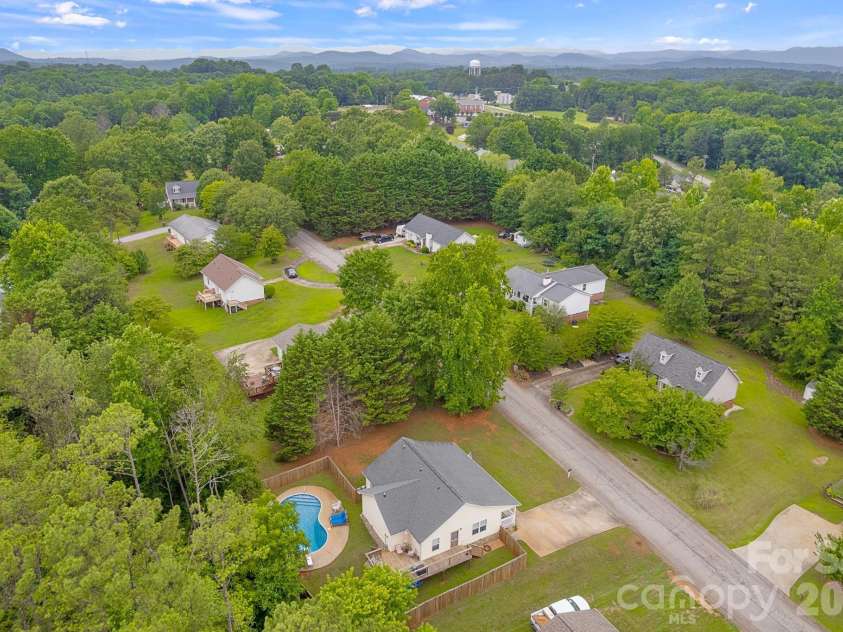 217 Lakewood Drive, Pickens, SC 29671.  MLS# CAR4395210, YatesRealty ID 34313. 