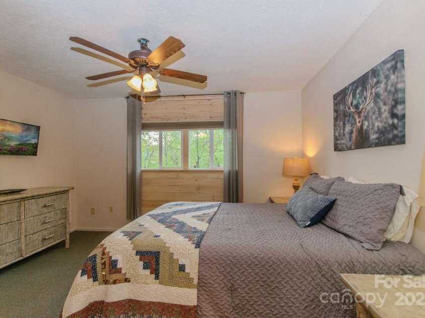 114 Locust Ridge Road, Beech Mountain, NC 28604.  MLS# CAR4295820, YatesRealty ID 34315. Primary main level bedroom