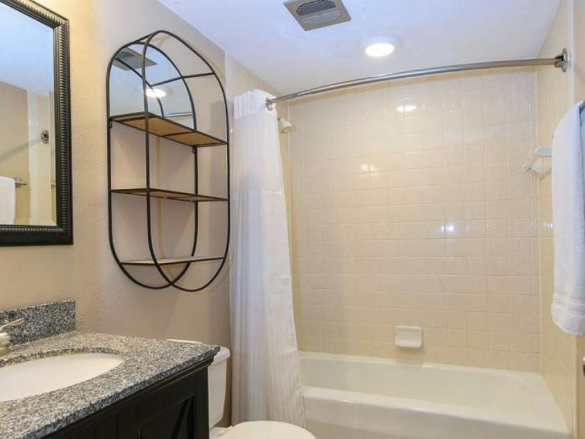 114 Locust Ridge Road, Beech Mountain, NC 28604.  MLS# CAR4295820, YatesRealty ID 34315. Upper level guest bathroom