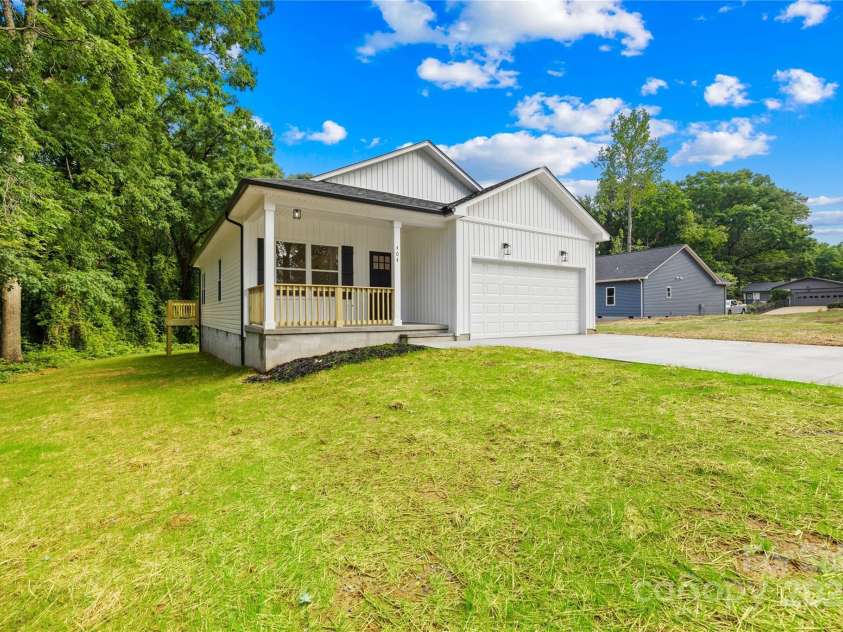 404 Greenbriar Road, Statesville, NC 28625.  MLS# CAR4250661, YatesRealty ID 34317. 