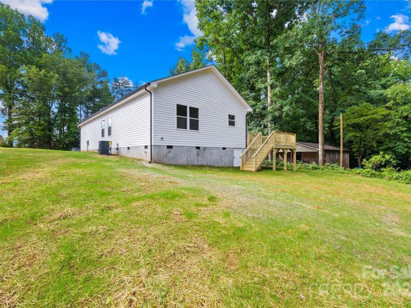 404 Greenbriar Road, Statesville, NC 28625.  MLS# CAR4250661, YatesRealty ID 34317. 