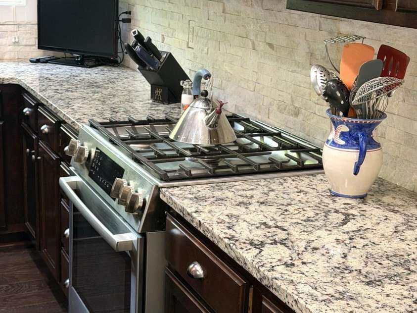 18027 Northport Drive, Cornelius, NC 28031.  MLS# CAR4395326, YatesRealty ID 34320. Gas Stove