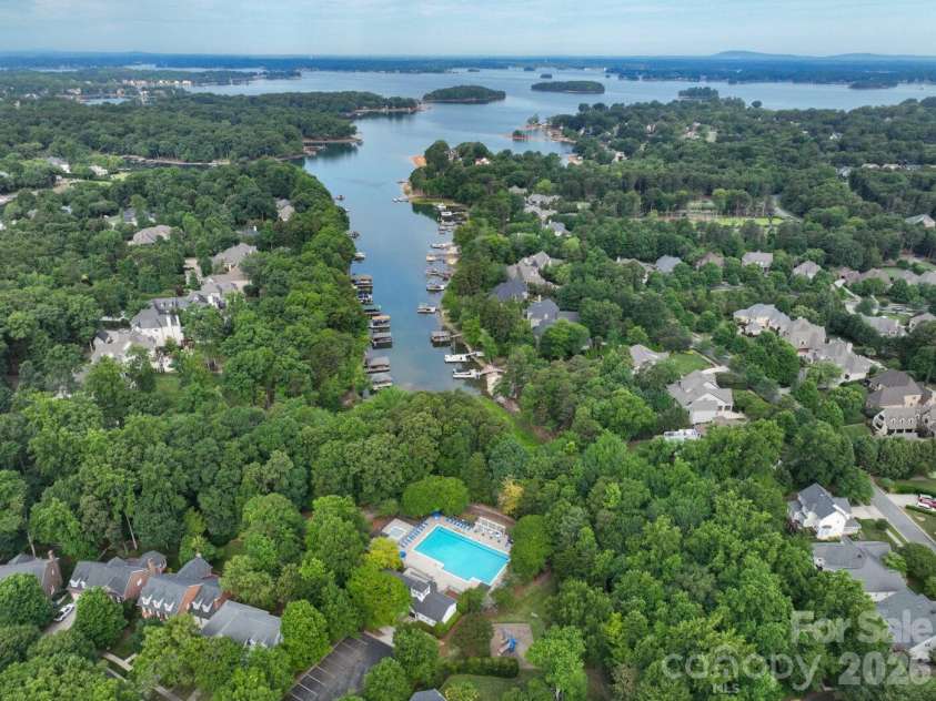 18027 Northport Drive, Cornelius, NC 28031.  MLS# CAR4395326, YatesRealty ID 34320. Lake Norman