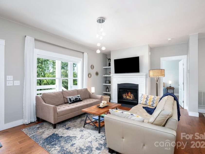 209 Patriots Drive, Asheville, NC 28805.  MLS# CAR4291919, YatesRealty ID 34321. Light, bright, what a sight.