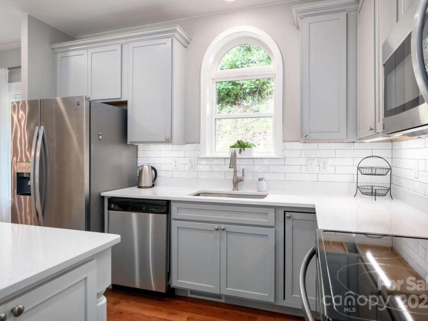 209 Patriots Drive, Asheville, NC 28805.  MLS# CAR4291919, YatesRealty ID 34321. Quartz counters and subway tile.