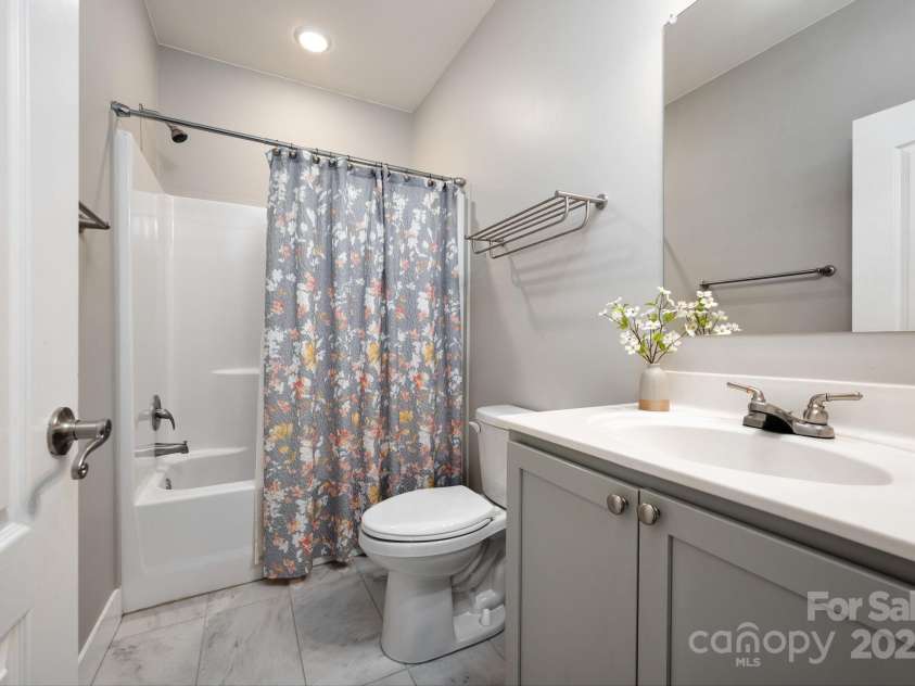 209 Patriots Drive, Asheville, NC 28805.  MLS# CAR4291919, YatesRealty ID 34321. Shared guest bath.