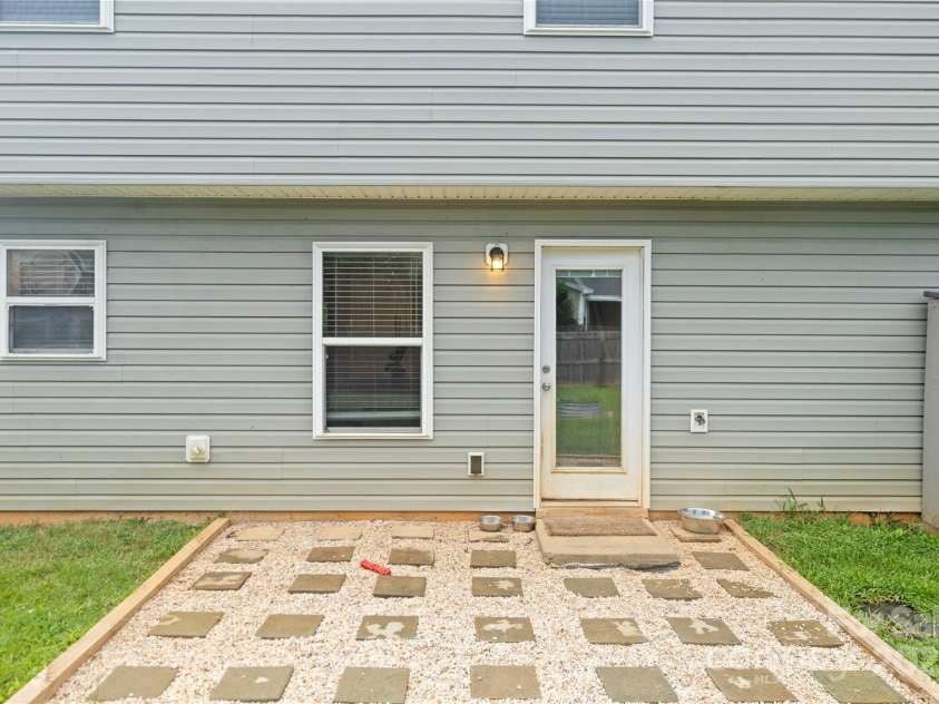 127 Lauren Lane, Lincolnton, NC 28092.  MLS# CAR4285833, YatesRealty ID 34324. 