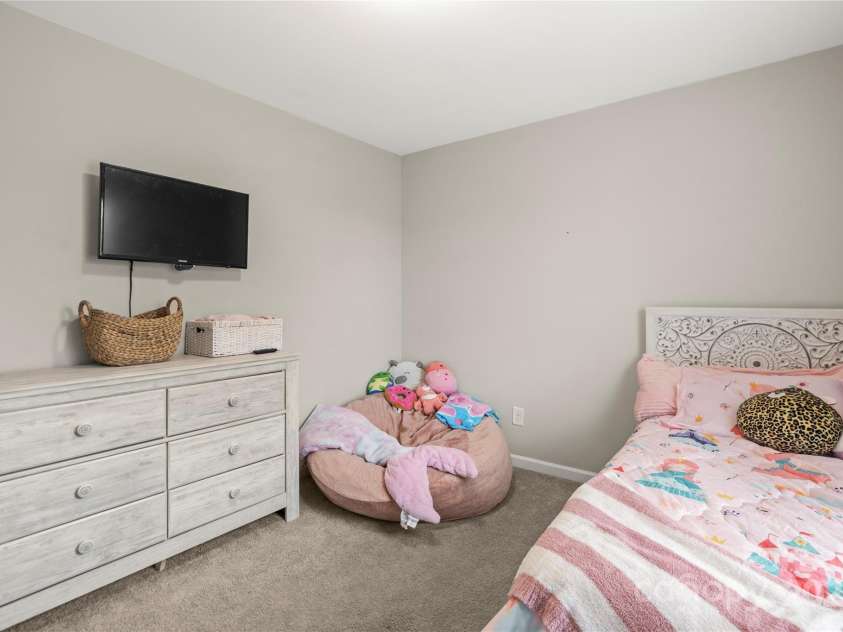 127 Lauren Lane, Lincolnton, NC 28092.  MLS# CAR4285833, YatesRealty ID 34324. 