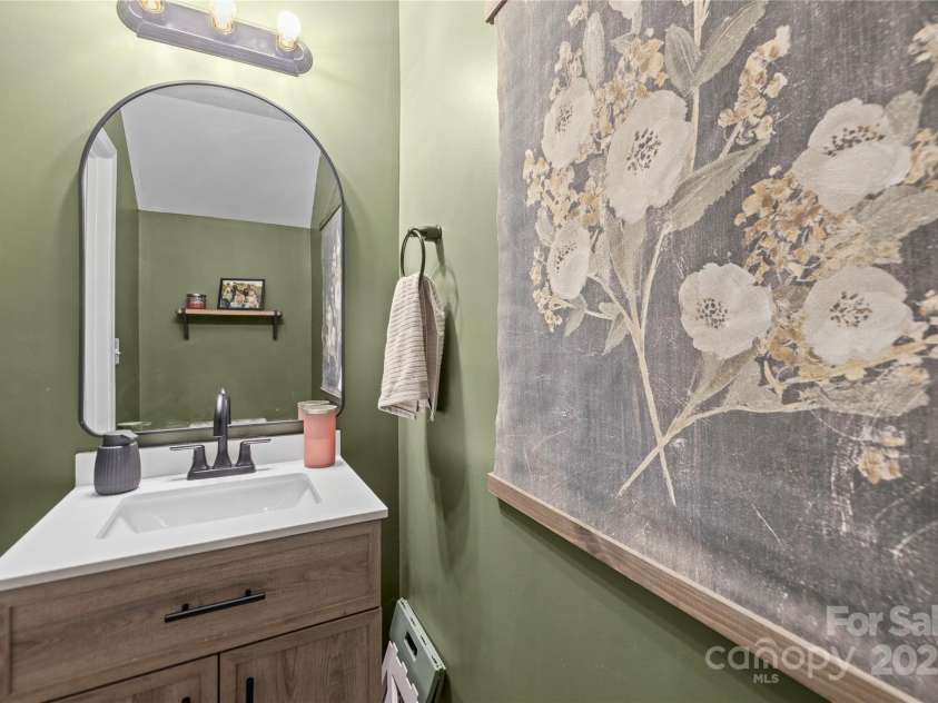 127 Lauren Lane, Lincolnton, NC 28092.  MLS# CAR4285833, YatesRealty ID 34324. 