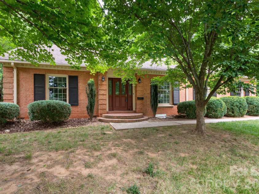 5511 Robinhood Road, Charlotte, NC 28211.  MLS# CAR4394912, YatesRealty ID 34324. 