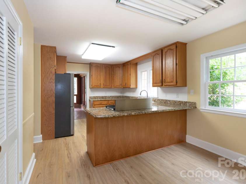 5511 Robinhood Road, Charlotte, NC 28211.  MLS# CAR4394912, YatesRealty ID 34324. 