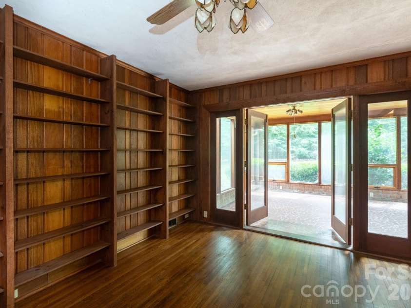 5511 Robinhood Road, Charlotte, NC 28211.  MLS# CAR4394912, YatesRealty ID 34324. 