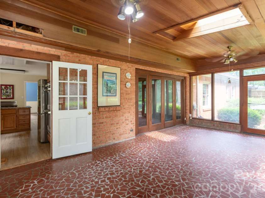 5511 Robinhood Road, Charlotte, NC 28211.  MLS# CAR4394912, YatesRealty ID 34324. 