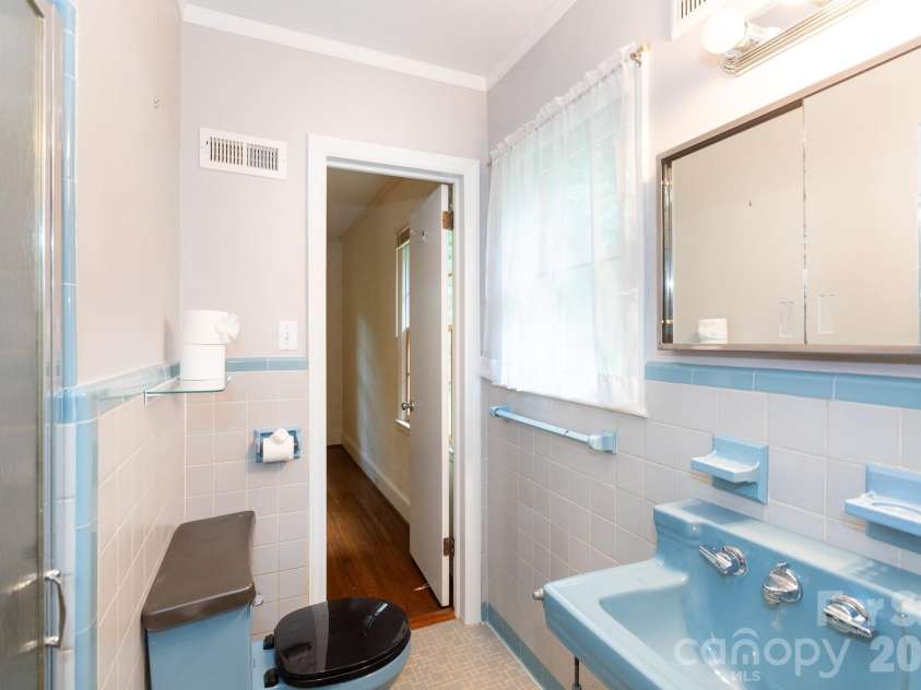 5511 Robinhood Road, Charlotte, NC 28211.  MLS# CAR4394912, YatesRealty ID 34324. 