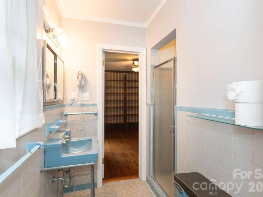 5511 Robinhood Road, Charlotte, NC 28211.  MLS# CAR4394912, YatesRealty ID 34324. 