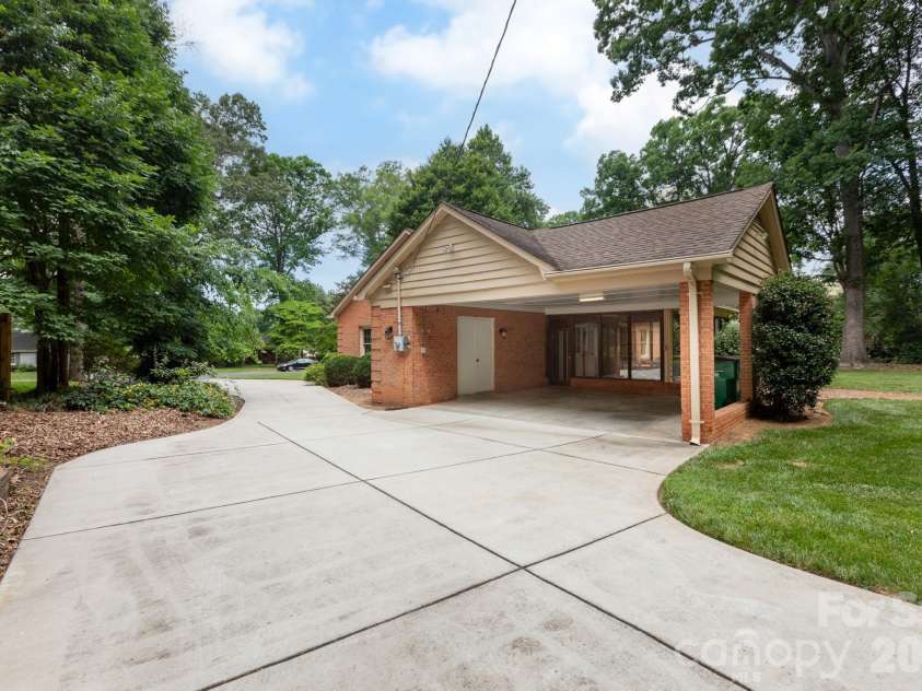 5511 Robinhood Road, Charlotte, NC 28211.  MLS# CAR4394912, YatesRealty ID 34324. 