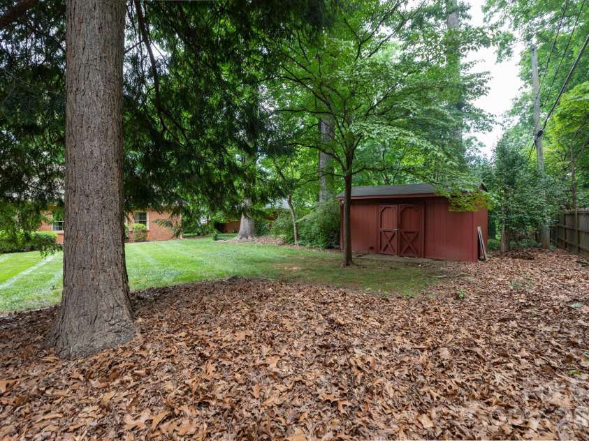 5511 Robinhood Road, Charlotte, NC 28211.  MLS# CAR4394912, YatesRealty ID 34324. 