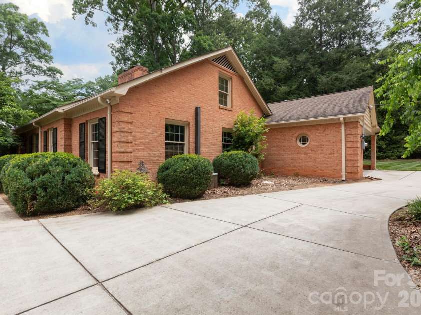 5511 Robinhood Road, Charlotte, NC 28211.  MLS# CAR4394912, YatesRealty ID 34324. 