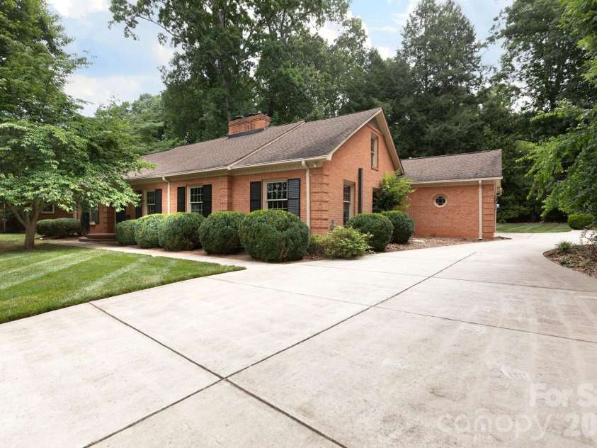 5511 Robinhood Road, Charlotte, NC 28211.  MLS# CAR4394912, YatesRealty ID 34324. 