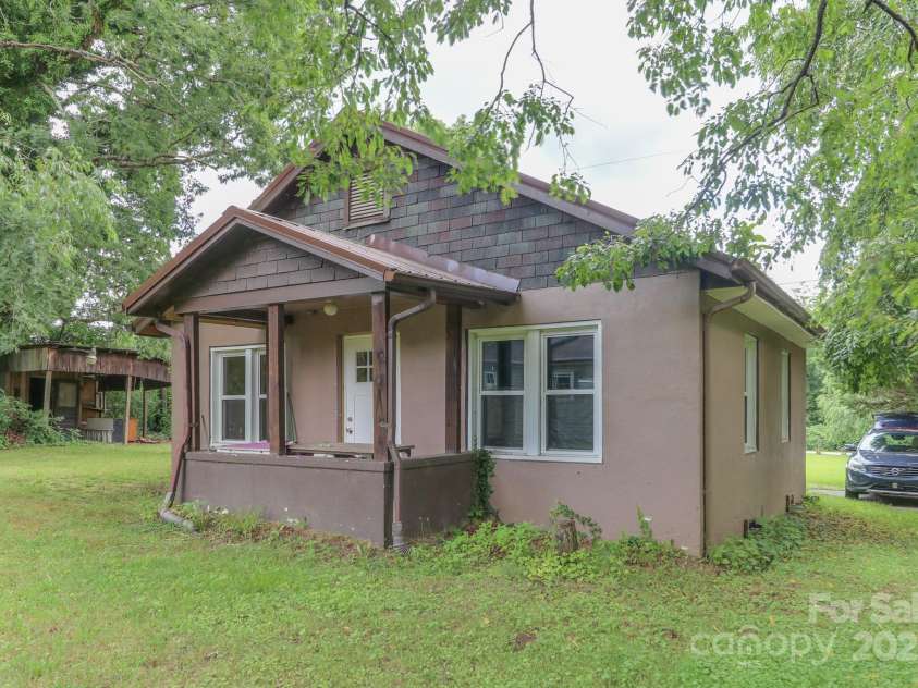 417 Patterson Street, Hendersonville, NC 28739.  MLS# CAR4286734, YatesRealty ID 34329. 