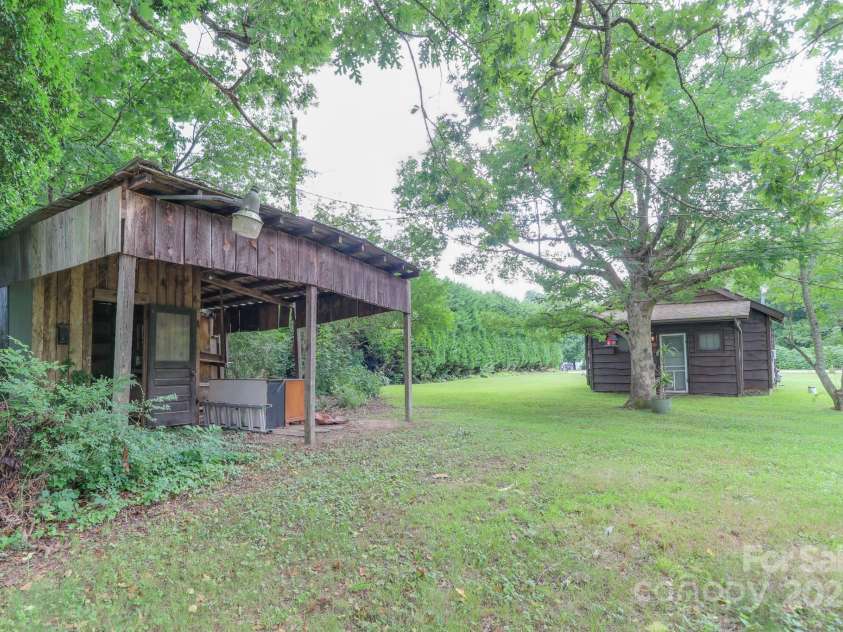 417 Patterson Street, Hendersonville, NC 28739.  MLS# CAR4286734, YatesRealty ID 34329. 