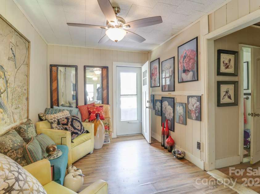 417 Patterson Street, Hendersonville, NC 28739.  MLS# CAR4286734, YatesRealty ID 34329. 