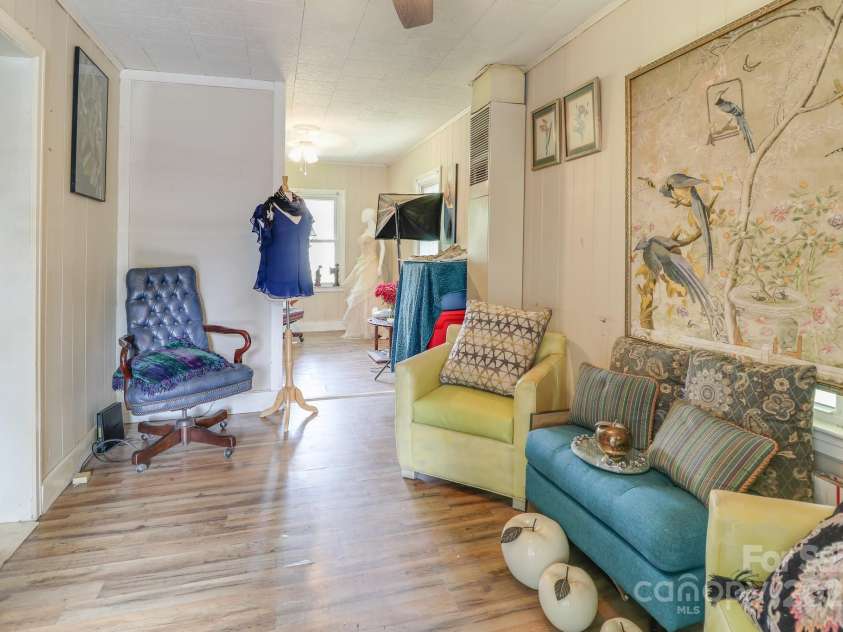 417 Patterson Street, Hendersonville, NC 28739.  MLS# CAR4286734, YatesRealty ID 34329. 