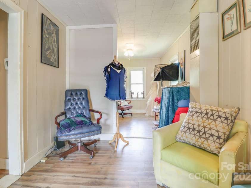 417 Patterson Street, Hendersonville, NC 28739.  MLS# CAR4286734, YatesRealty ID 34329. 