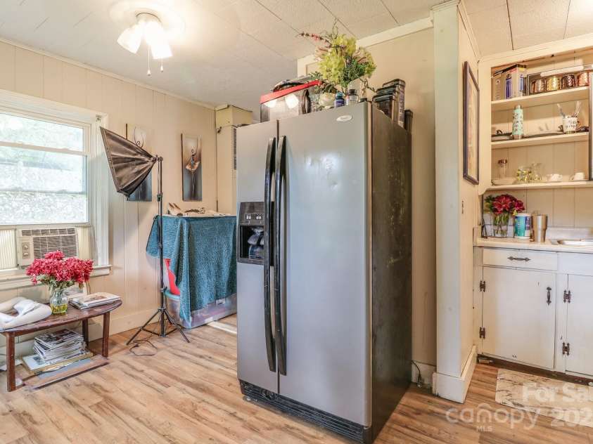 417 Patterson Street, Hendersonville, NC 28739.  MLS# CAR4286734, YatesRealty ID 34329. 
