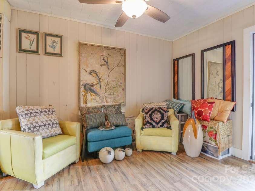 417 Patterson Street, Hendersonville, NC 28739.  MLS# CAR4286734, YatesRealty ID 34329. 