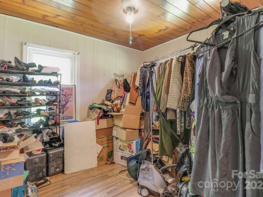417 Patterson Street, Hendersonville, NC 28739.  MLS# CAR4286734, YatesRealty ID 34329. 