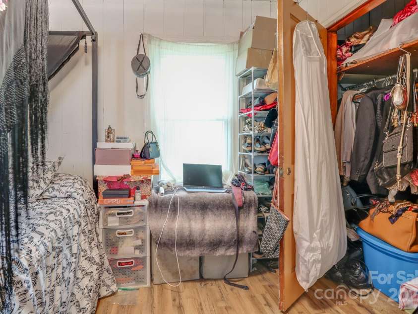 417 Patterson Street, Hendersonville, NC 28739.  MLS# CAR4286734, YatesRealty ID 34329. 