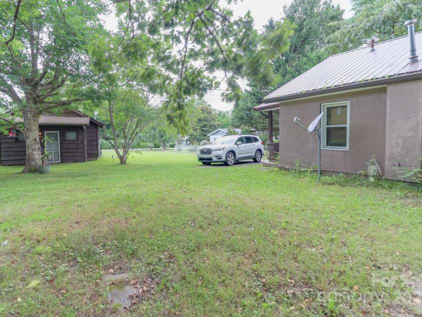 417 Patterson Street, Hendersonville, NC 28739.  MLS# CAR4286734, YatesRealty ID 34329. 