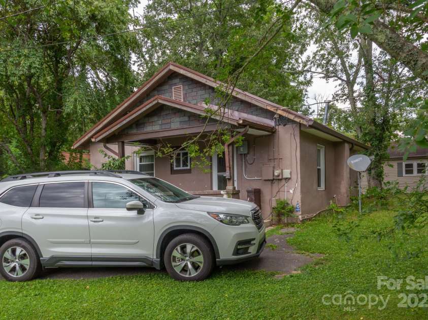 417 Patterson Street, Hendersonville, NC 28739.  MLS# CAR4286734, YatesRealty ID 34329. 