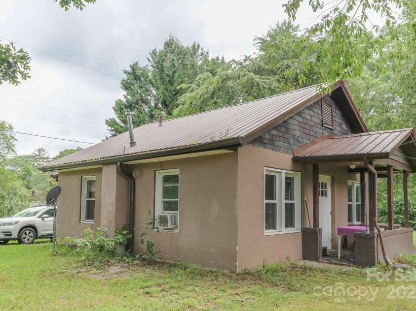 417 Patterson Street, Hendersonville, NC 28739.  MLS# CAR4286734, YatesRealty ID 34329. 